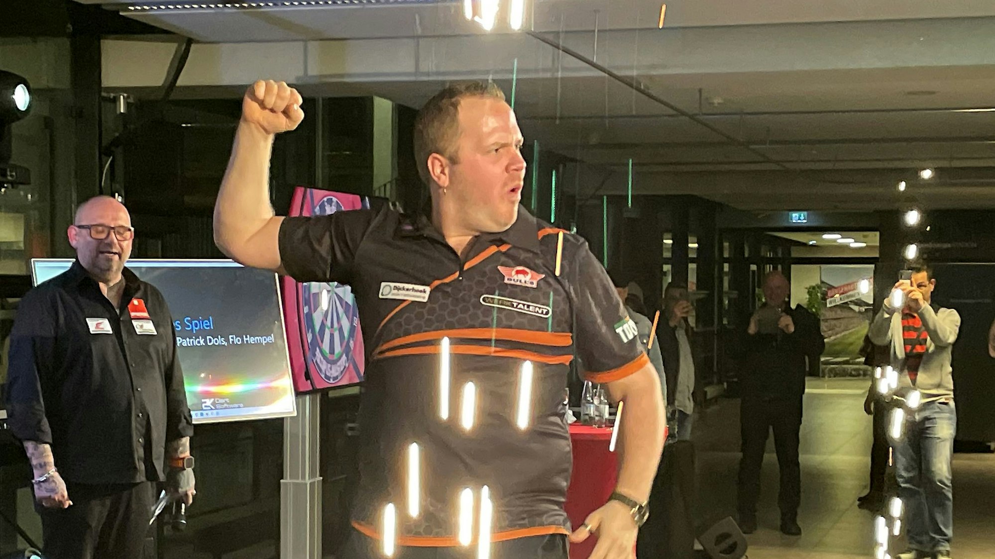 Dirk van Duijvenbode (10. der PDC-Weltrangliste, Niederlande) kommt zu einem Dart-Turnier nach Troisdorf.