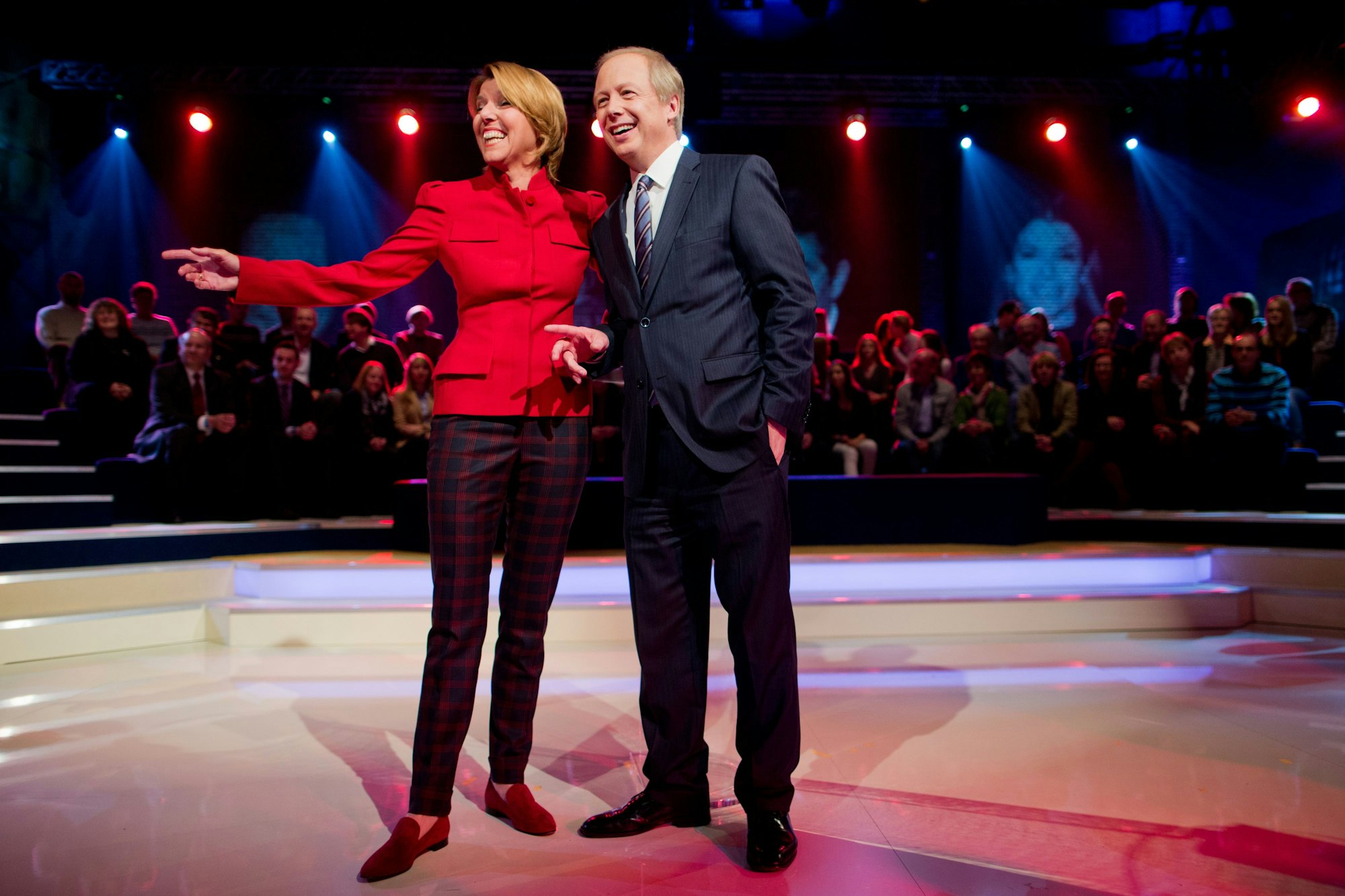 Der Intendant des Westdeutschen Rundfunks (WDR), Tom Buhrow, und Moderatorin Bettina Böttinger vor Beginn der Live-Sendung ‚WDR-Check‘ im Kunstwerk in Mönchengladbach