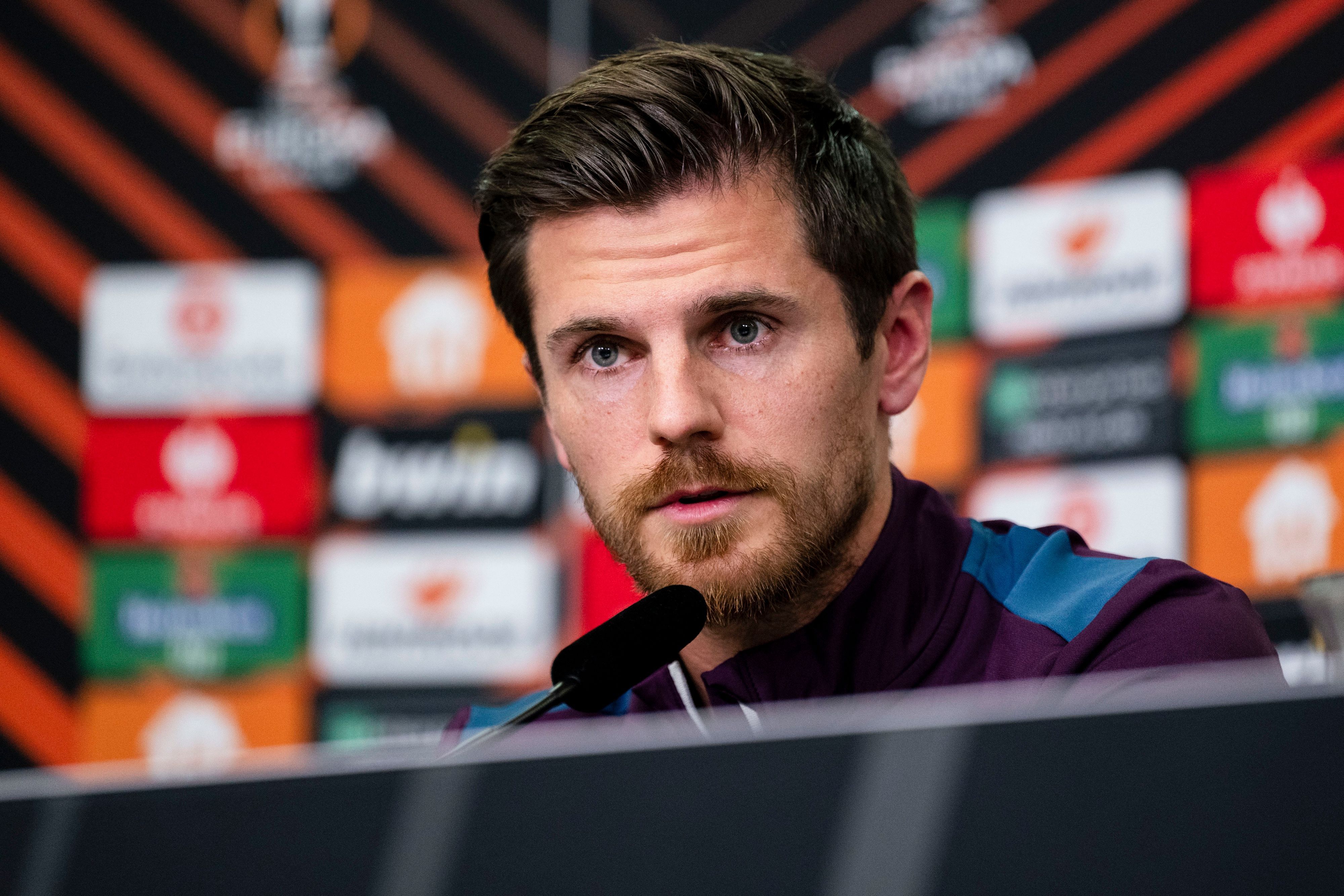 Bayer Jonas Hofmann spricht während der Pressekonferenz vor dem Europa League-Spiel gegen Qarabag.