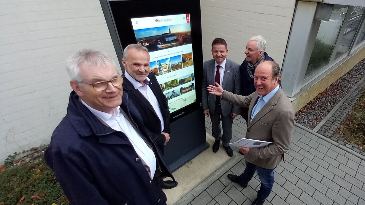 Die Tourismus-Informationsstele am Rathaus in Wachtberg ist nun offiziell in Betrieb. Die Bürgermeister von Rheinbach, Wachtberg, Meckenheim und Alfter trafen sich mit Udo Schäfer am Gerät.
