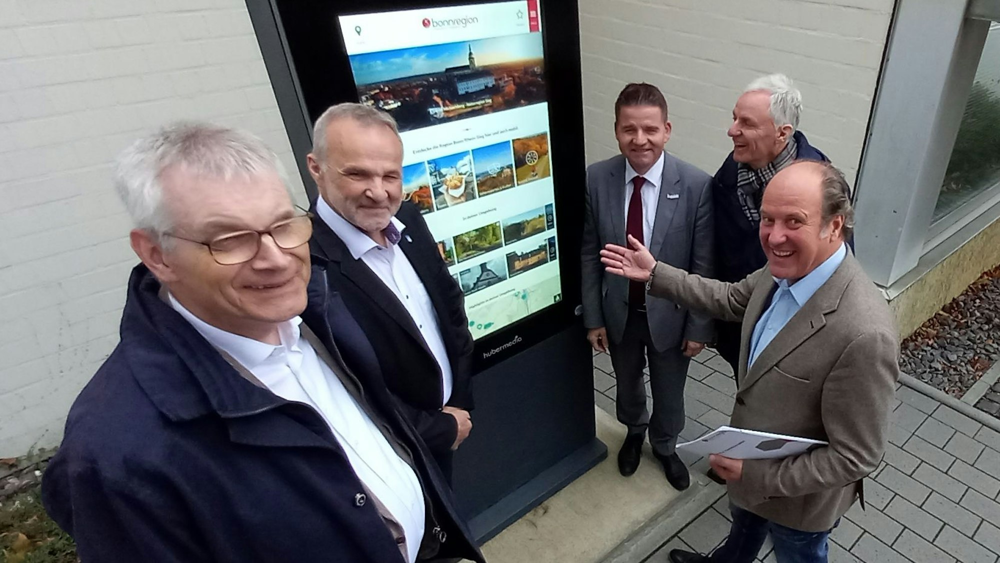 Die Tourismus-Informationsstele am Rathaus in Wachtberg ist nun offiziell in Betrieb. Die Bürgermeister von Rheinbach, Wachtberg, Meckenheim und Alfter trafen sich mit Udo Schäfer am Gerät.