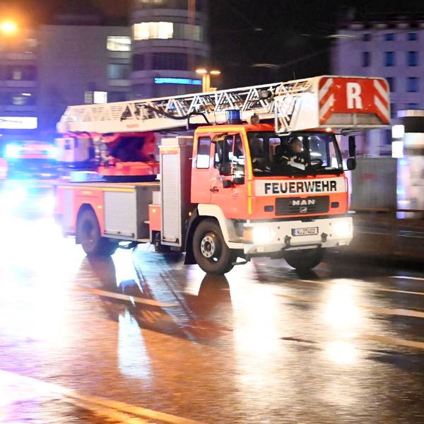 Einsatzwagen der Feuerwehr Köln auf dem Weg zu einem Einsatz. (Symbolfoto)