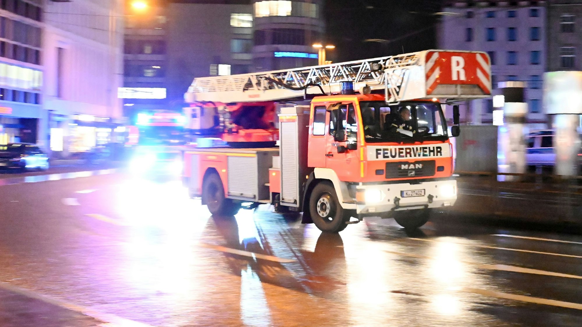Einsatzwagen der Feuerwehr Köln auf dem Weg zu einem Einsatz. (Symbolfoto)
