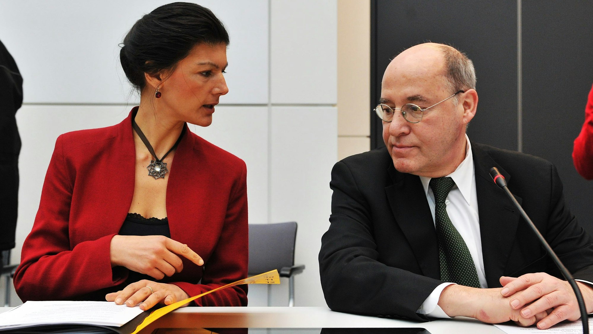 Sahra Wagenknecht spricht mit Gregor Gysi.