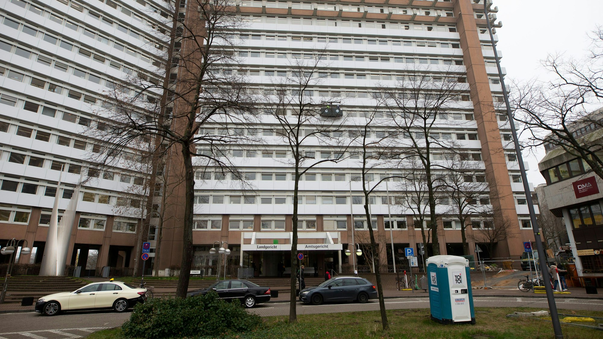 Der Eingang zum Landgericht und Amtsgericht Köln ist auf dem Foto zu sehen.