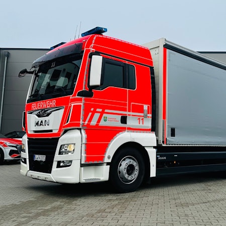 Der neue Fahrschul-LKW der Feuerwehr Bergisch Gladbach steht auf einem Hof.