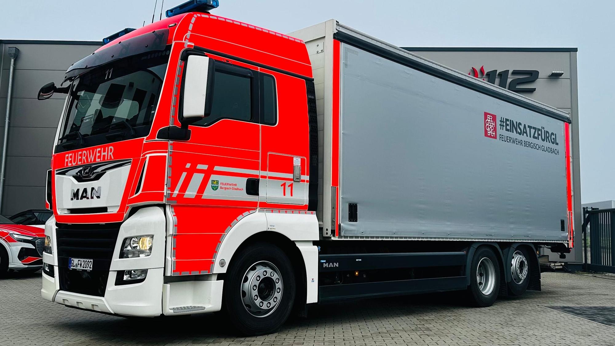 Der neue Fahrschul-LKW der Feuerwehr Bergisch Gladbach steht auf einem Hof.