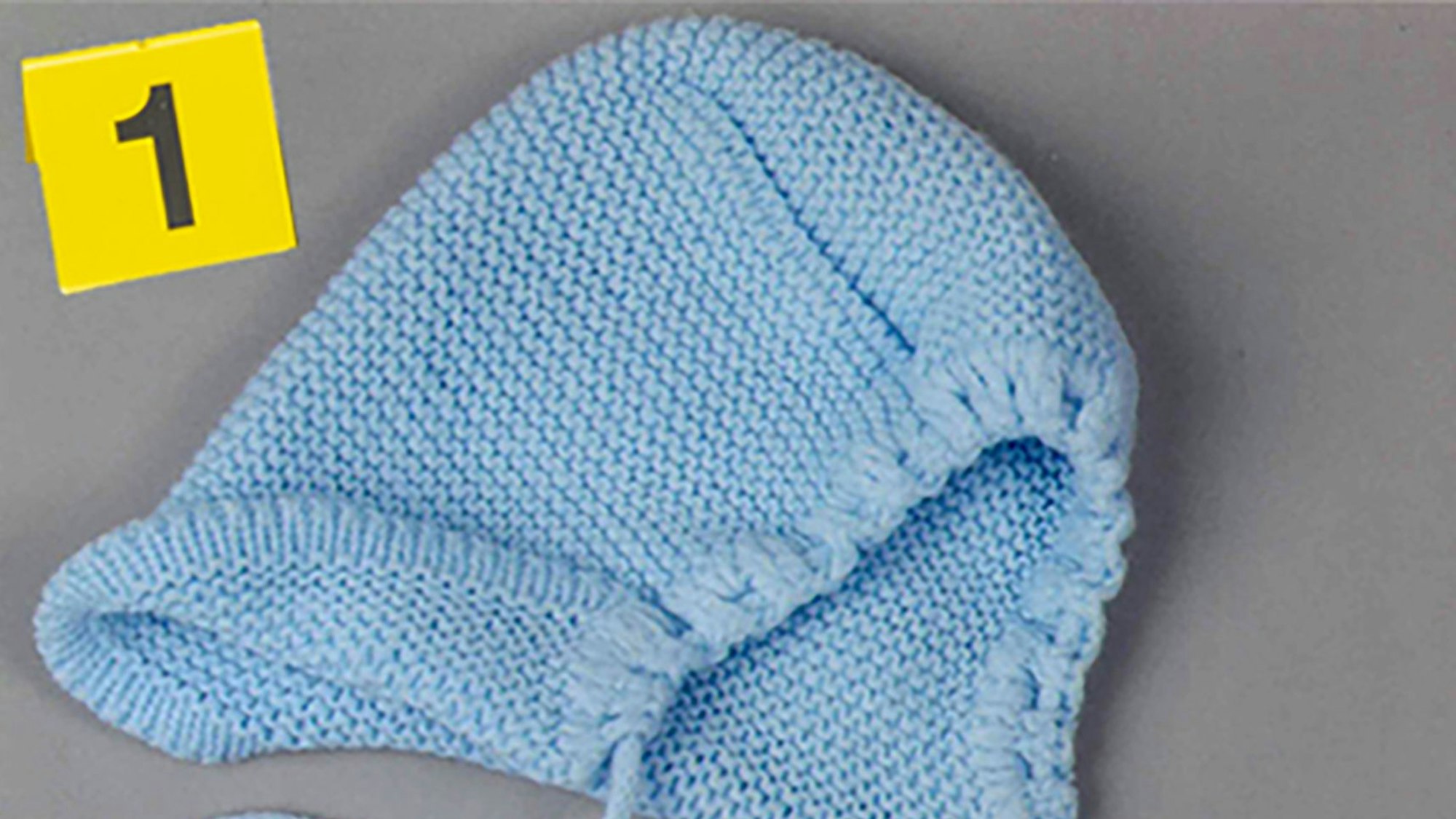 Eine hellblaue Häkelmütze für Babys.