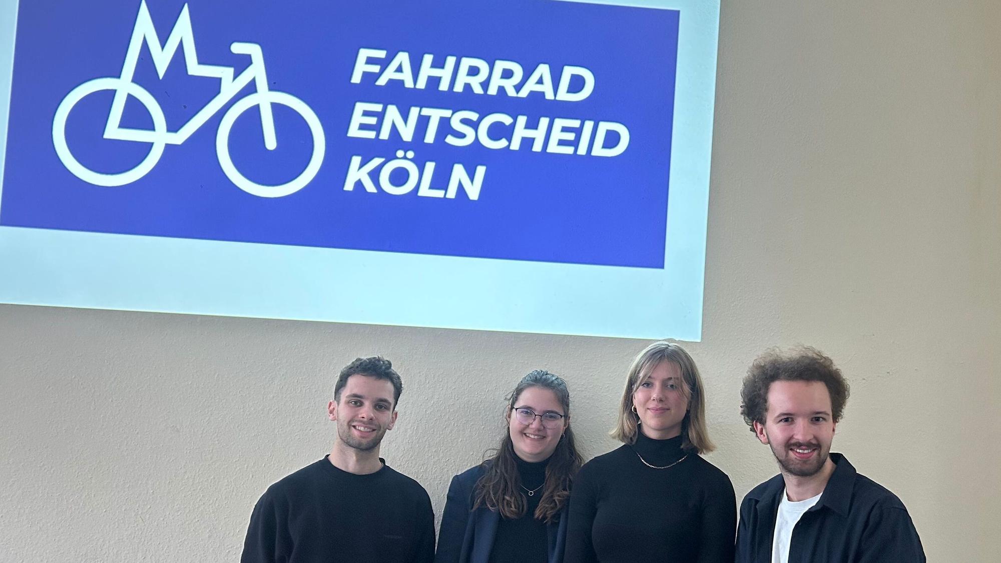 Pressesprechenden der Bürgerinitiative Fahrrad-Entscheid Köln: Joost Zickler, Natalie Horn, Nina Bönninghaus, Lukas Giesbert (v.l.).