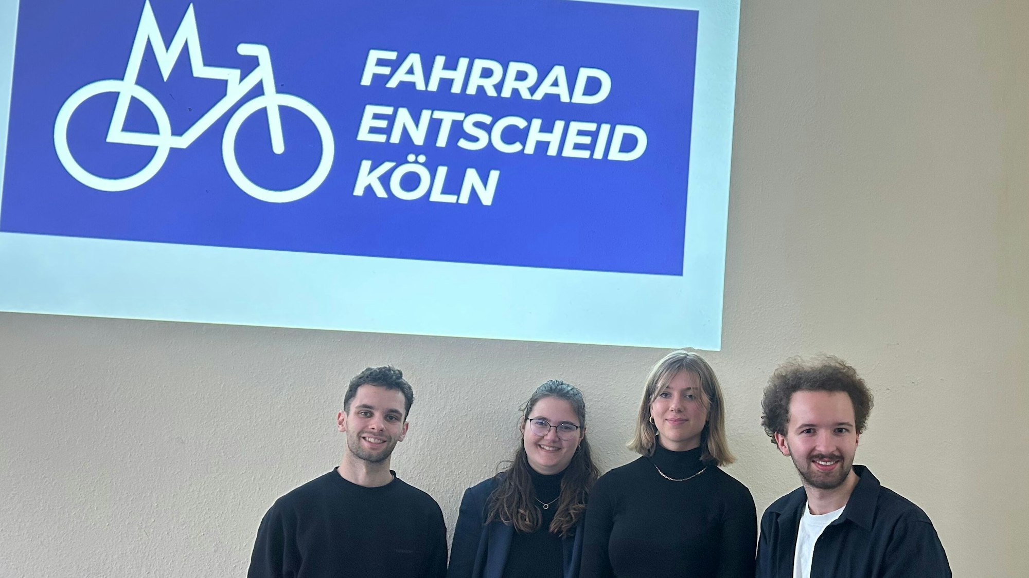 Pressesprechenden der Bürgerinitiative Fahrrad-Entscheid Köln: Joost Zickler, Natalie Horn, Nina Bönninghaus, Lukas Giesbert (v.l.).