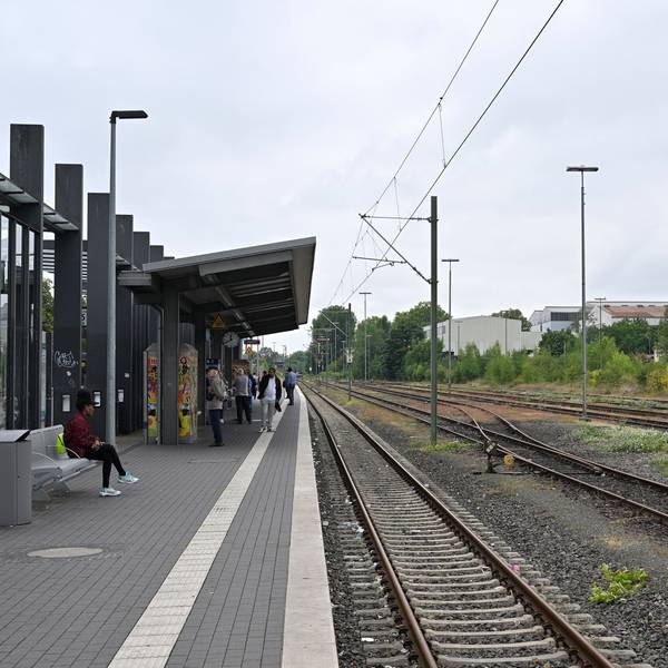 Am Bergisch Gladbacher S-Bahnhof warten Reisende, doch das Gleis ist leer.