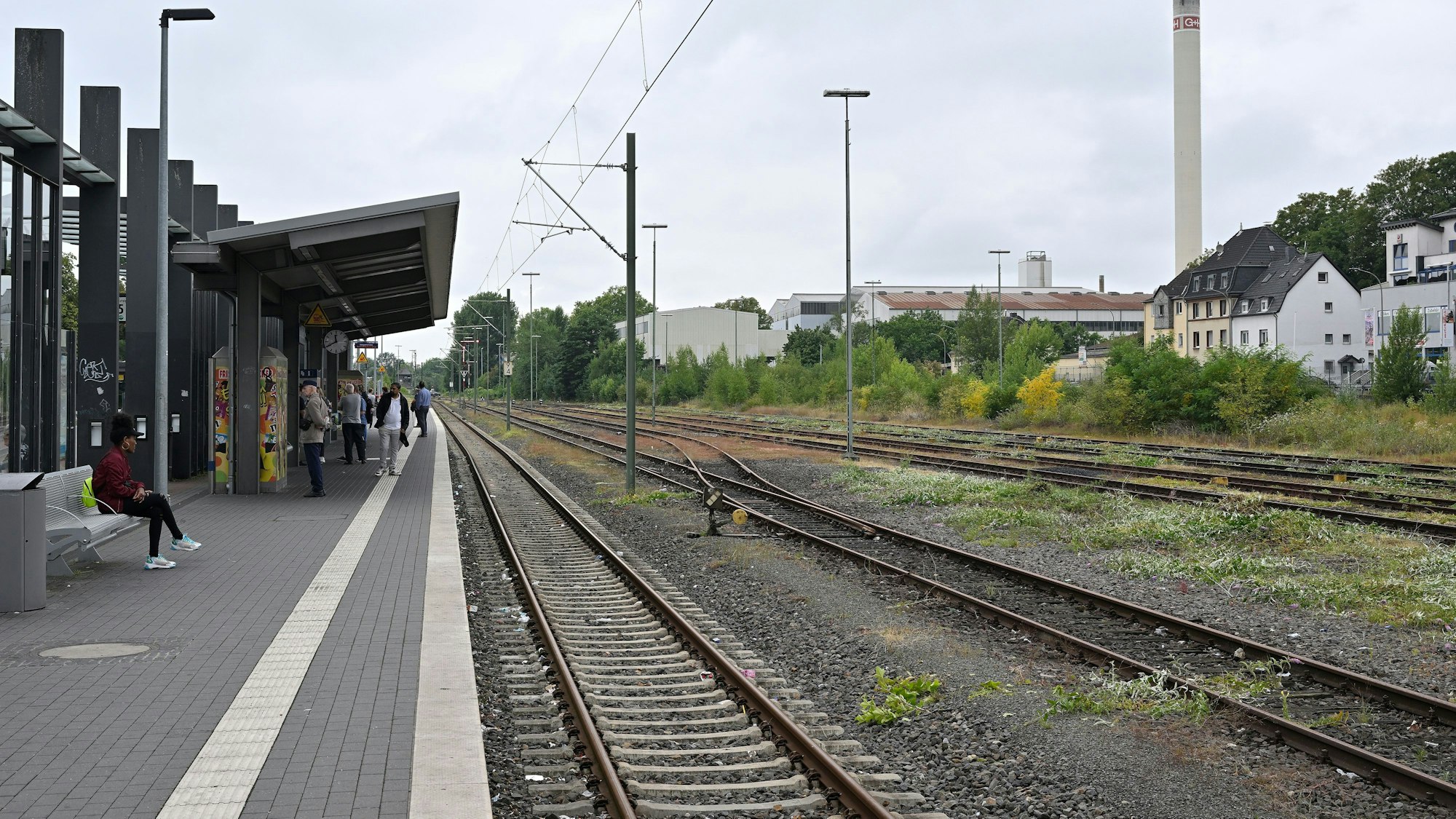 Am Bergisch Gladbacher S-Bahnhof warten Reisende, doch das Gleis ist leer.
