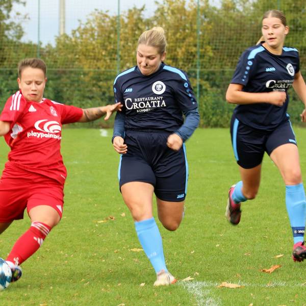 Zülpichs Celine Hilgers (l.) im Laufduell mit einer Kommerner Spielerin.