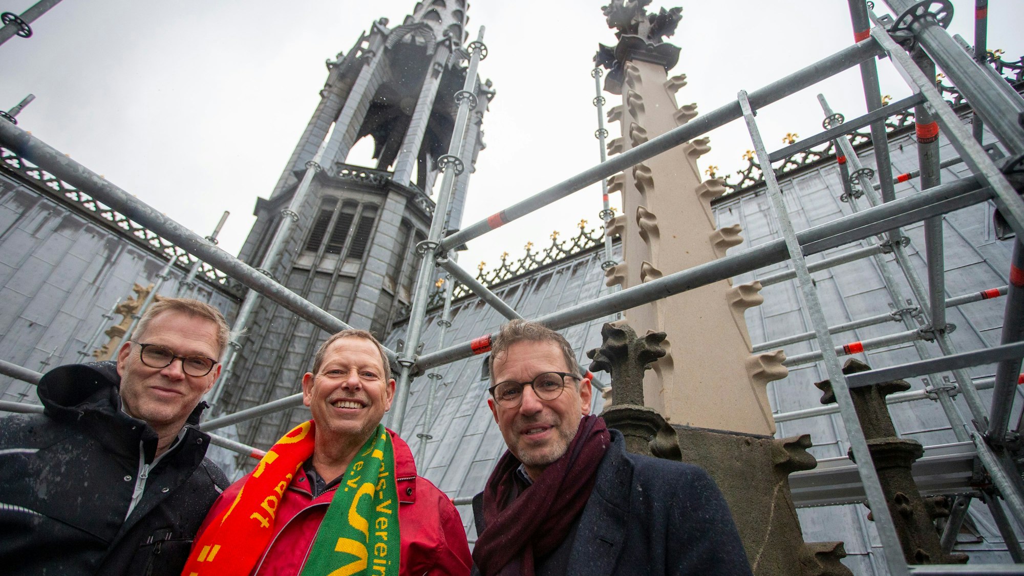 Dombaumeister Peter Füssenich, Präsident von „Unger uns Udo Beyer“ und stellvertreter Dombaumeister Albert Distelrath (v.l.) auf dem Dach des Doms vor der neuen Fiale.