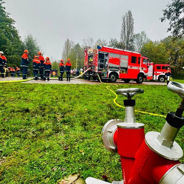 Mitglieder der Jugendfeuerwehr in Einsatzkleidung während einer Übung