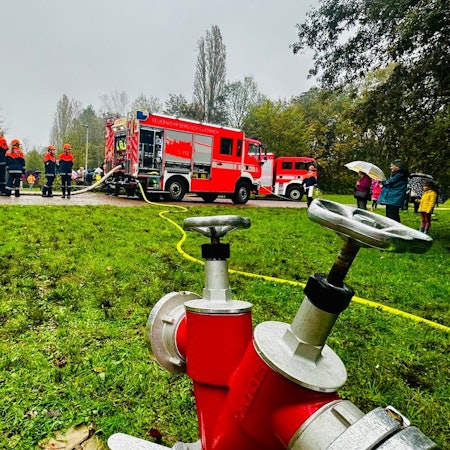 Mitglieder der Jugendfeuerwehr in Einsatzkleidung während einer Übung