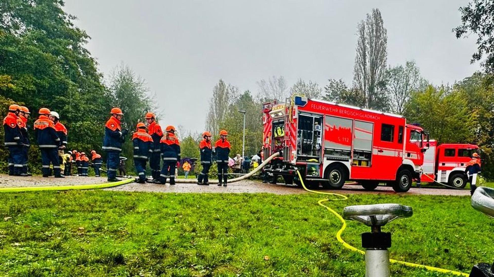 Mitglieder der Jugendfeuerwehr in Einsatzkleidung während einer Übung