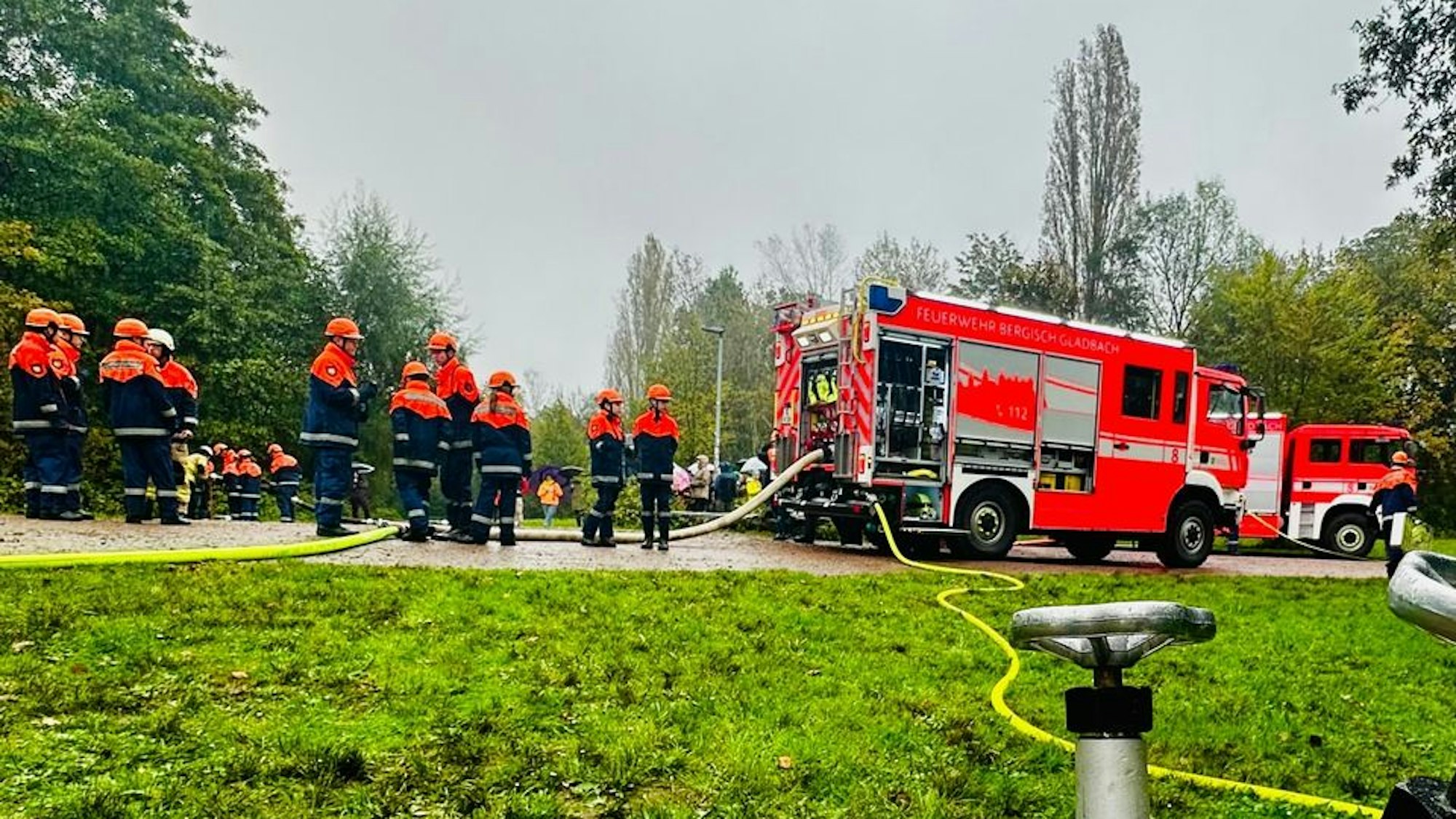 Mitglieder der Jugendfeuerwehr in Einsatzkleidung während einer Übung