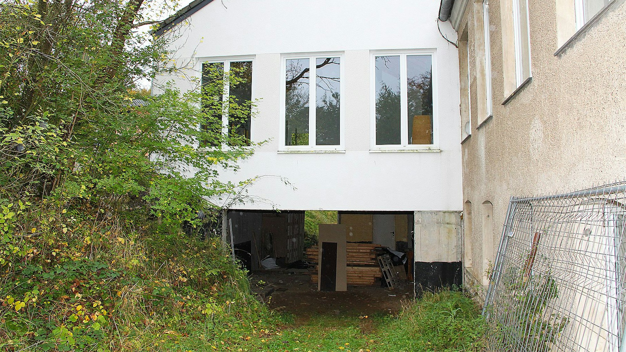 Unter dem weißen Gebäudeteil in der Bildmitte befindet sich Durchgang. Dieser wird geschlossen und zu einem Gruppenraum ausgebaut.