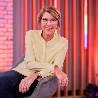 Bettina Böttinger sitzt nach der Aufzeichnung der Sendung "Queer in 2021" im Studio.