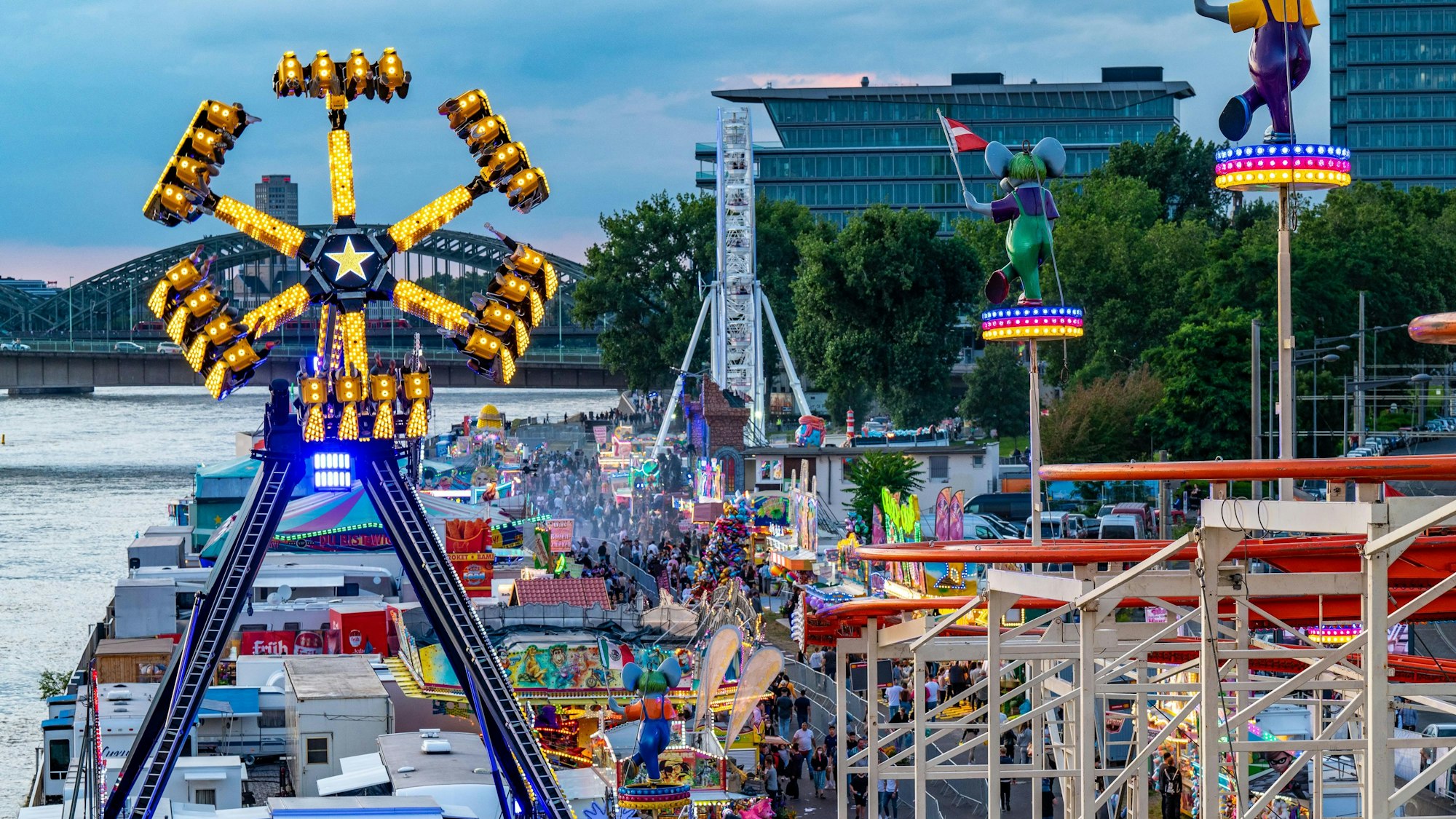 Blick auf die Deutzer Kirmes