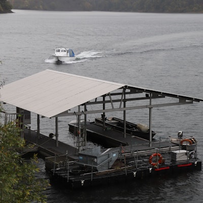 Ein Boot fährt wieder an den Anleger zurück.