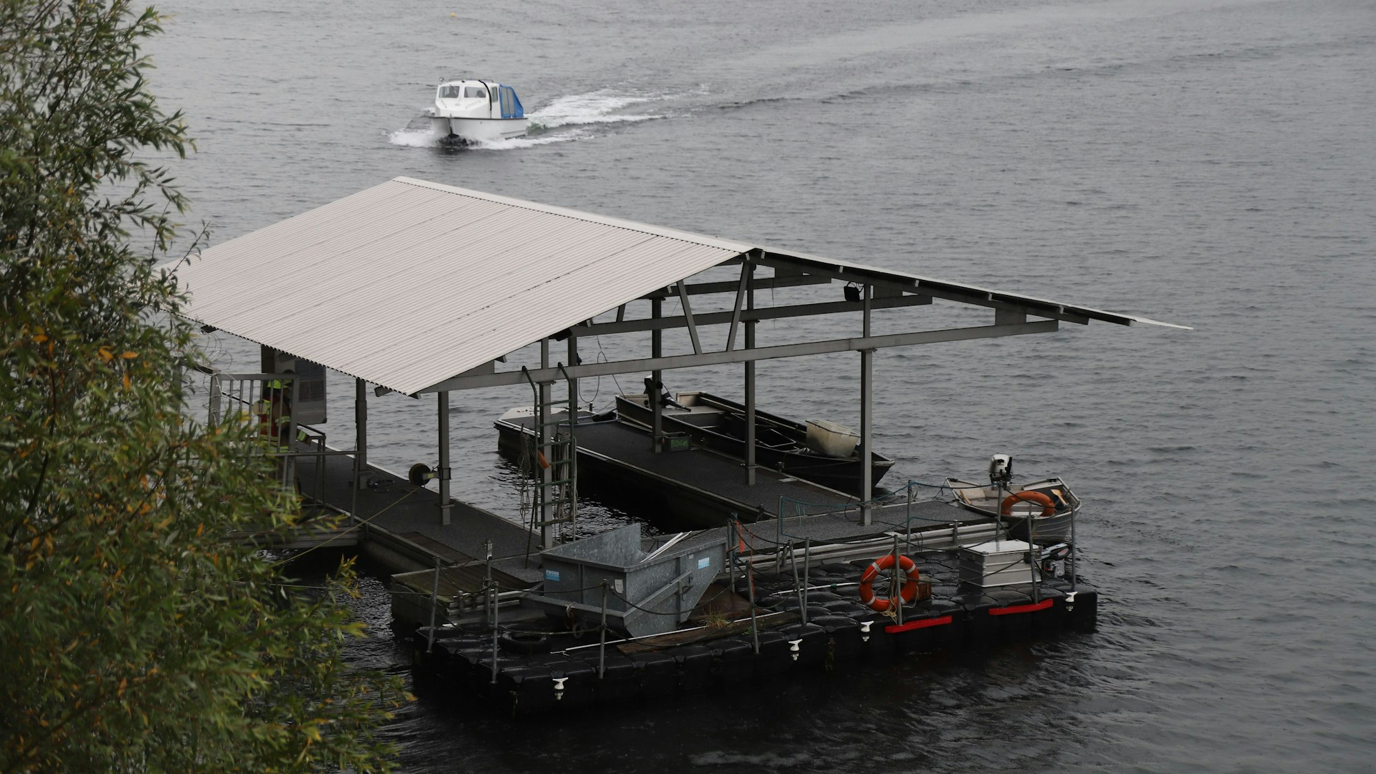 Ein Boot fährt wieder an den Anleger zurück.