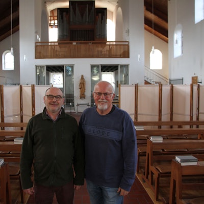Zwei Männer im Innenraum einer Kirche