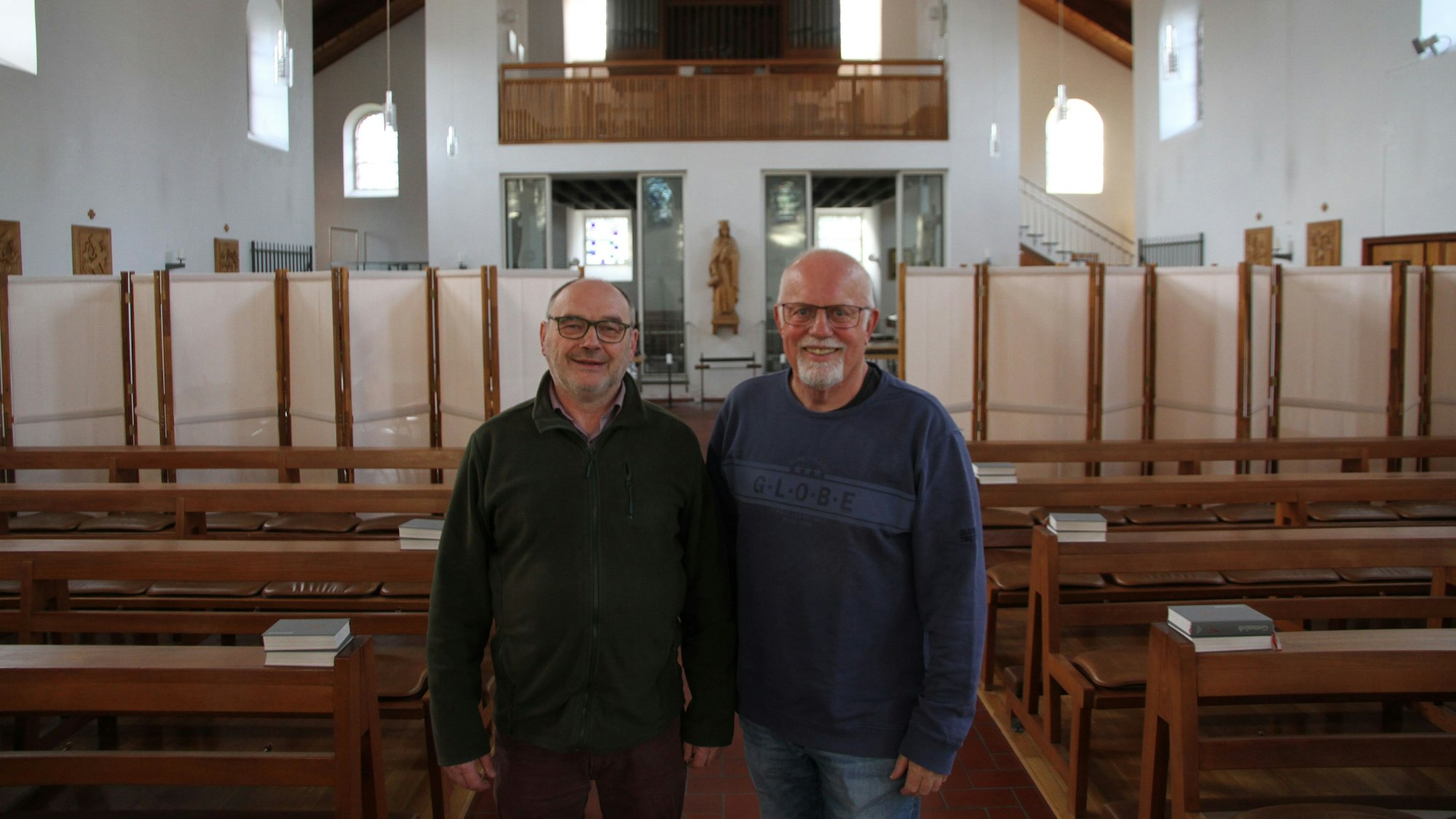 Zwei Männer im Innenraum einer Kirche