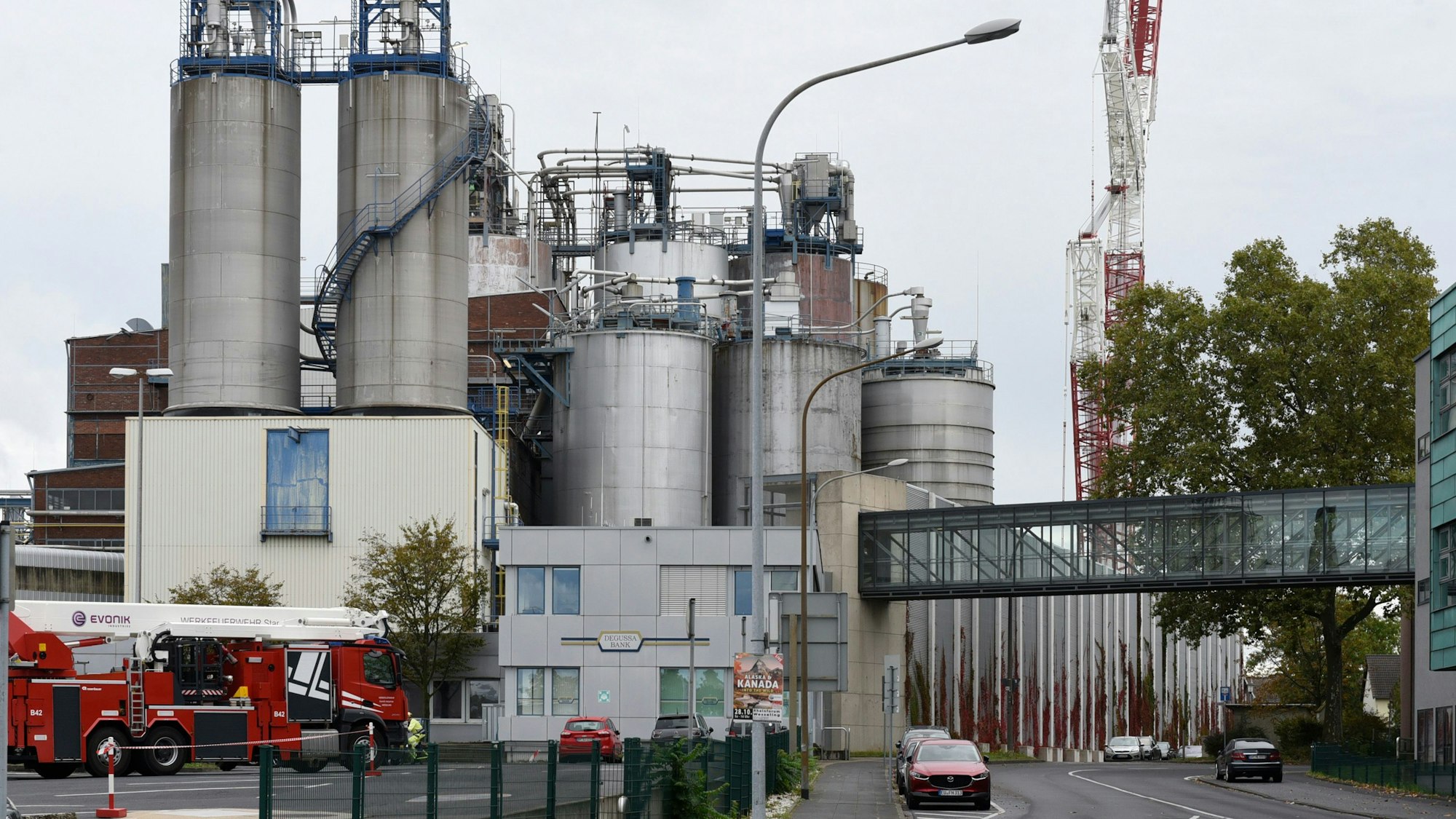 Eine Fabrik mit Silos, Türmen und Kesseln und einem Feuerwehrfahrzeug.