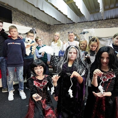 Das Bild zeigt die Gruppe der jugendlichen Schauspieler – teilweise kostümiert.