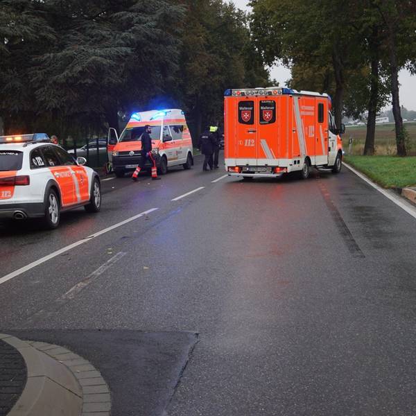 Das Bild zeigt die Unglücksstelle am Erlenhof. Zu sehen sind zwei Rettungswagen und ein Notarztwagen.