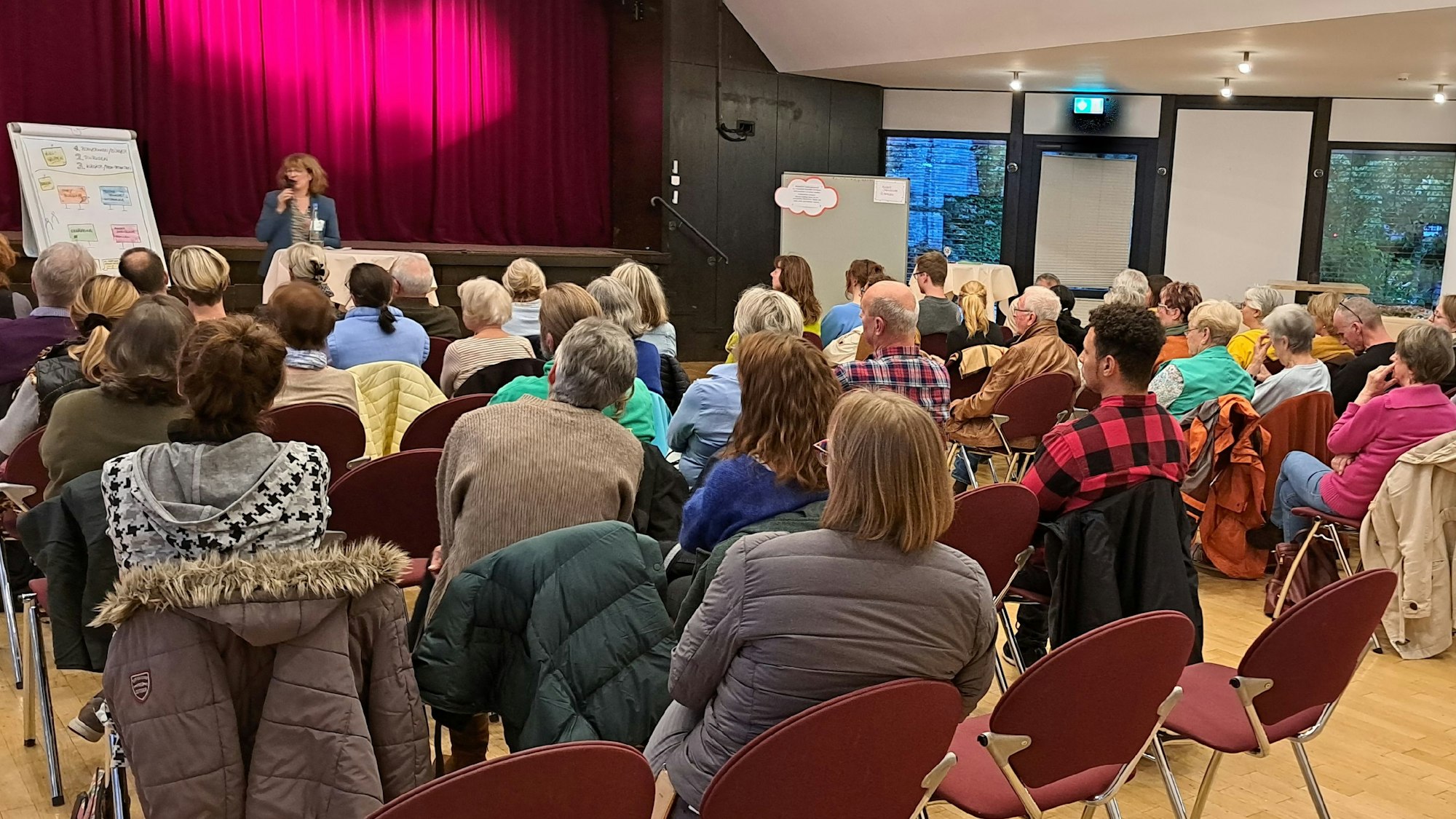 Ideen sammeln und schauen, wer was machen kann – darum ging es beim Auftakt im Park-Hotel der Gemeinde zunächst. Das Foto zeigt rund 50 Versammelte, die dieser Einladung gefolgt waren.