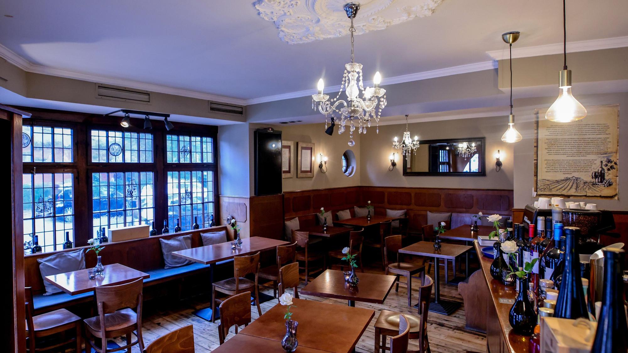 Holztische und Holzstühle mit Kronleuchter im Restaurant