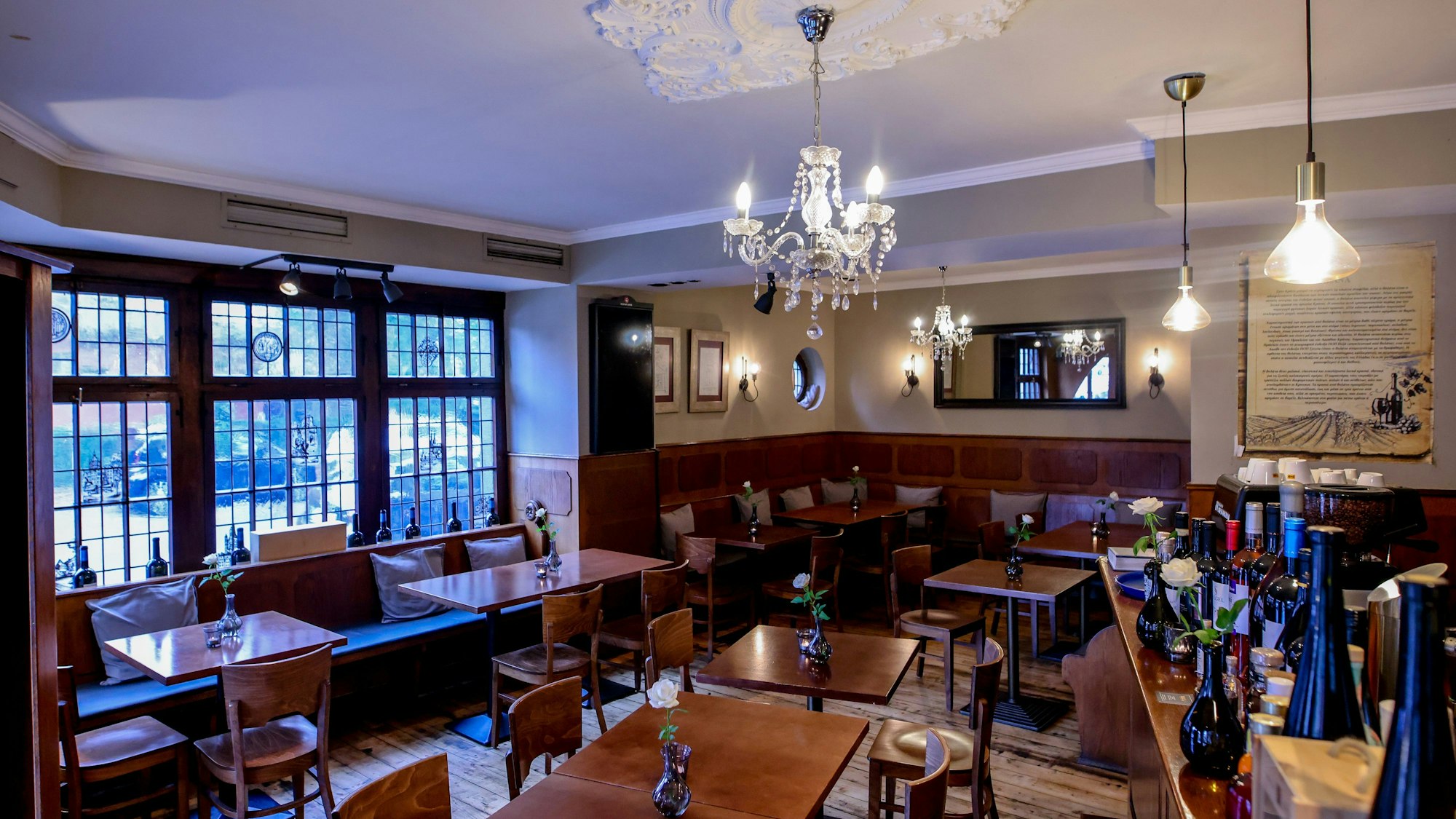 Holztische und Holzstühle mit Kronleuchter im Restaurant