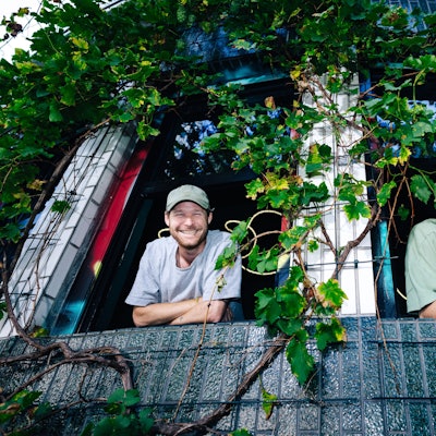 Blick aus dem Fenster: Querbeat-SÄnger Jojo Berger und Bukahara-Musiker Max von Einem treffen sich gelegentlich im „Spritz“, der neuen Bukahara-Bar am Barbarossaplatz.