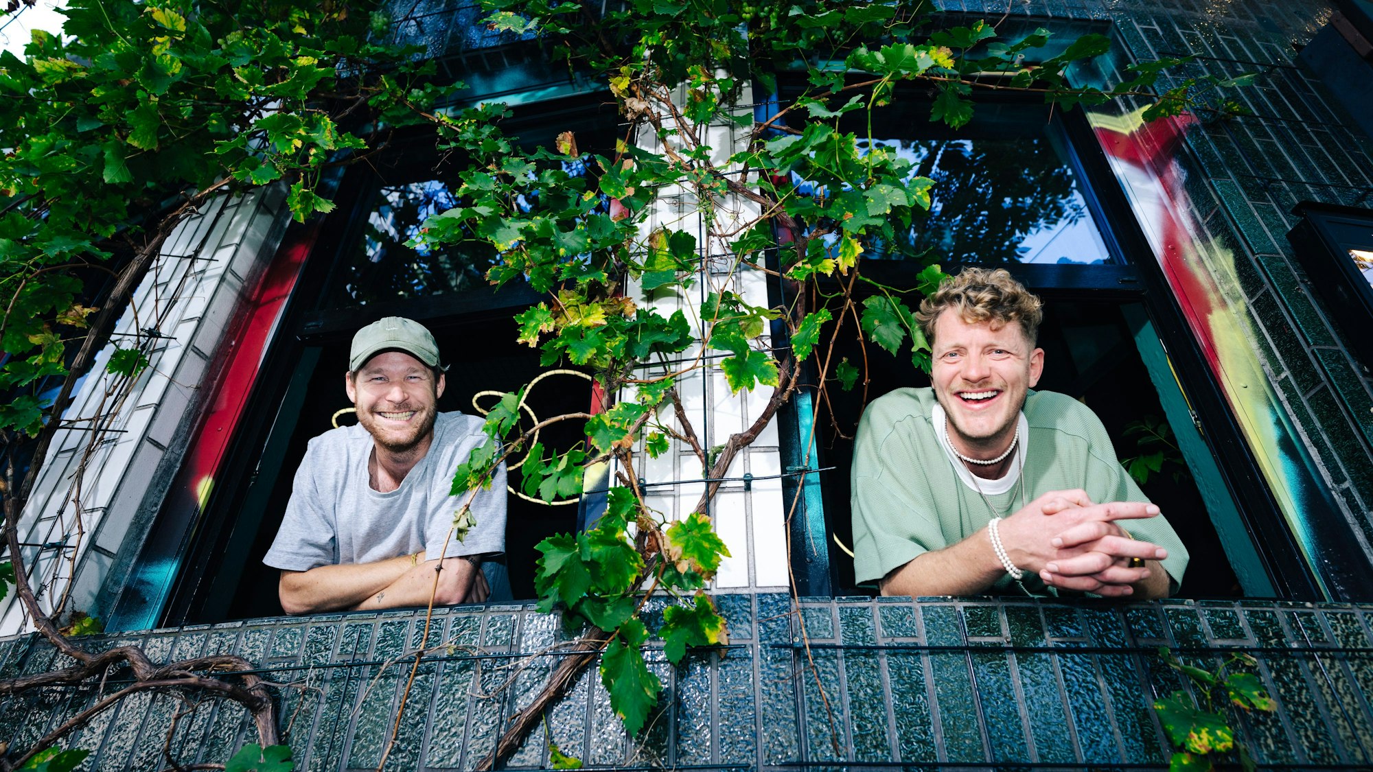 Blick aus dem Fenster: Querbeat-SÄnger Jojo Berger und Bukahara-Musiker Max von Einem treffen sich gelegentlich im „Spritz“, der neuen Bukahara-Bar am Barbarossaplatz.
