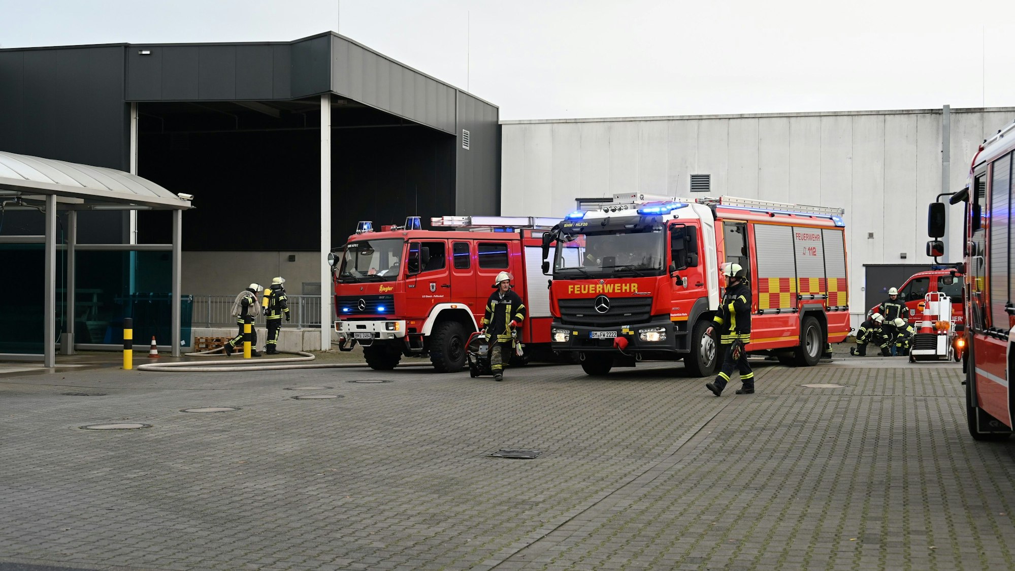 Die Feuerwehr war mit mehreren Löschfahrzeugen im Einsatz.