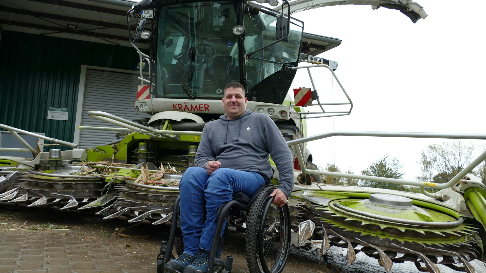 Martin Krämer vor seinem Maishäcksler, auf den er besonders stolz ist.