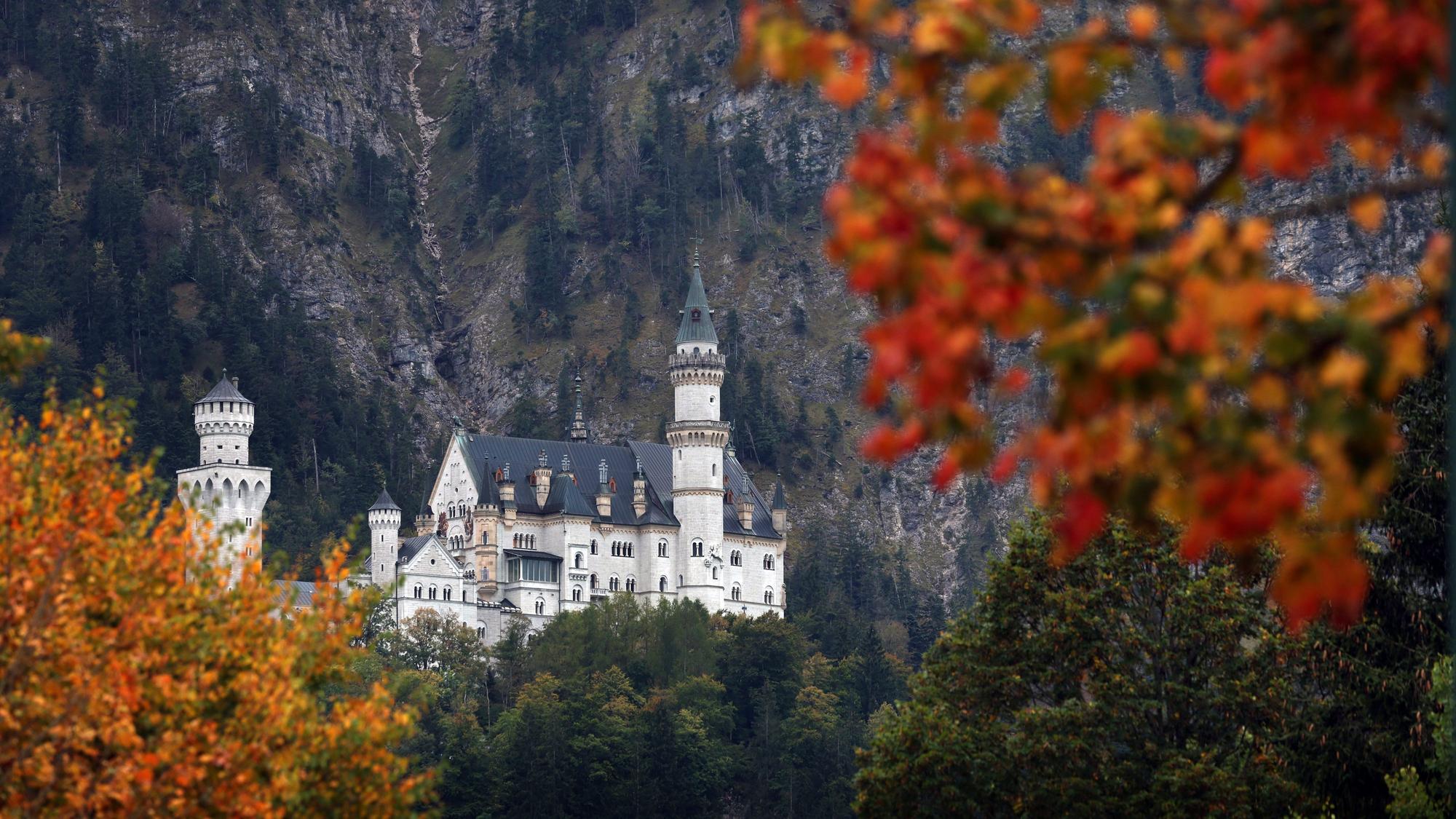 Blick auf das Schloss Neuschwanstein im bayerischen Schwangau
