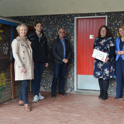 Die erneuerte Sanitäranlage inspizierten Verwaltung, Politik und Schulleitung.