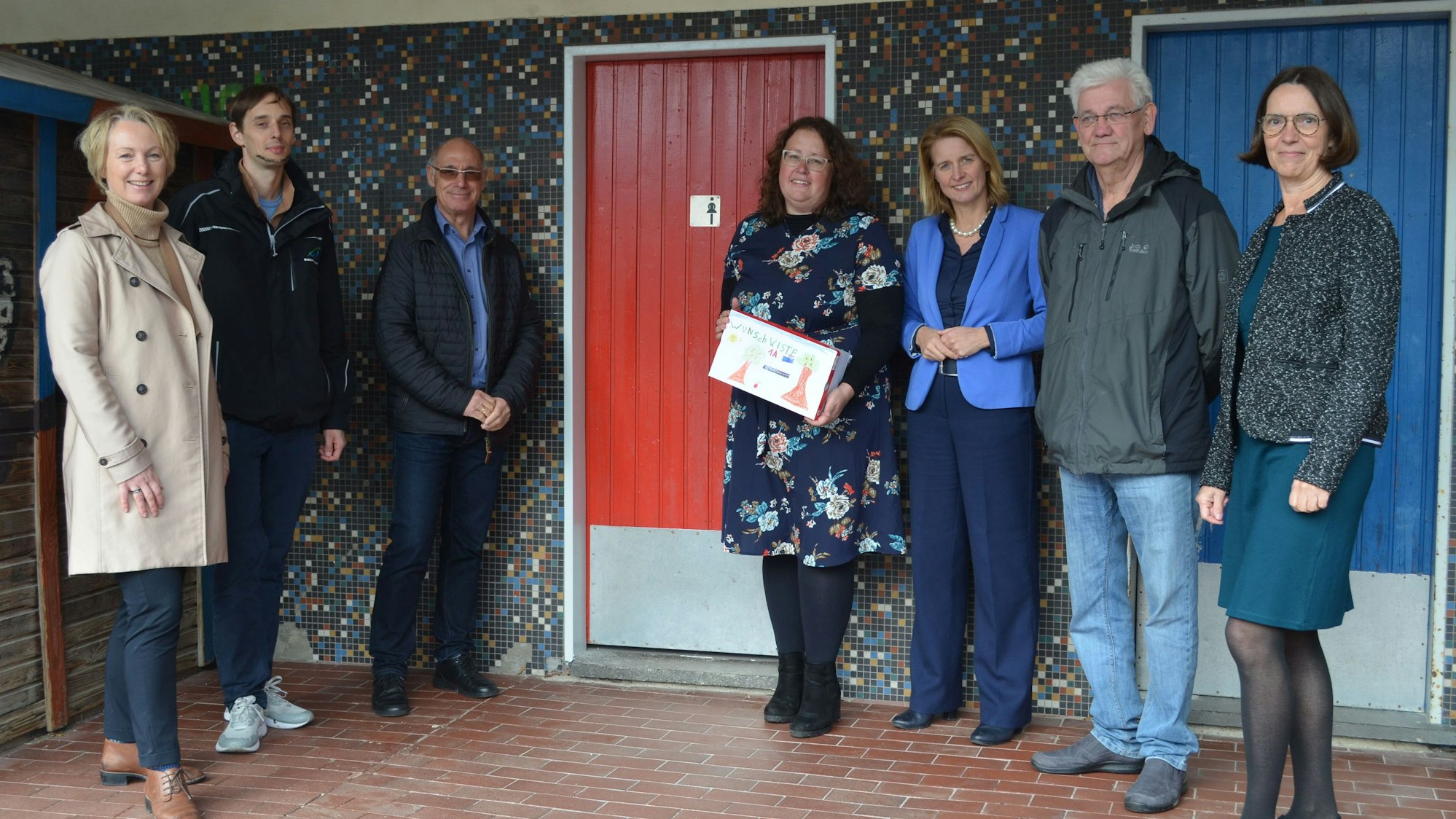 Die erneuerte Sanitäranlage inspizierten Verwaltung, Politik und Schulleitung.