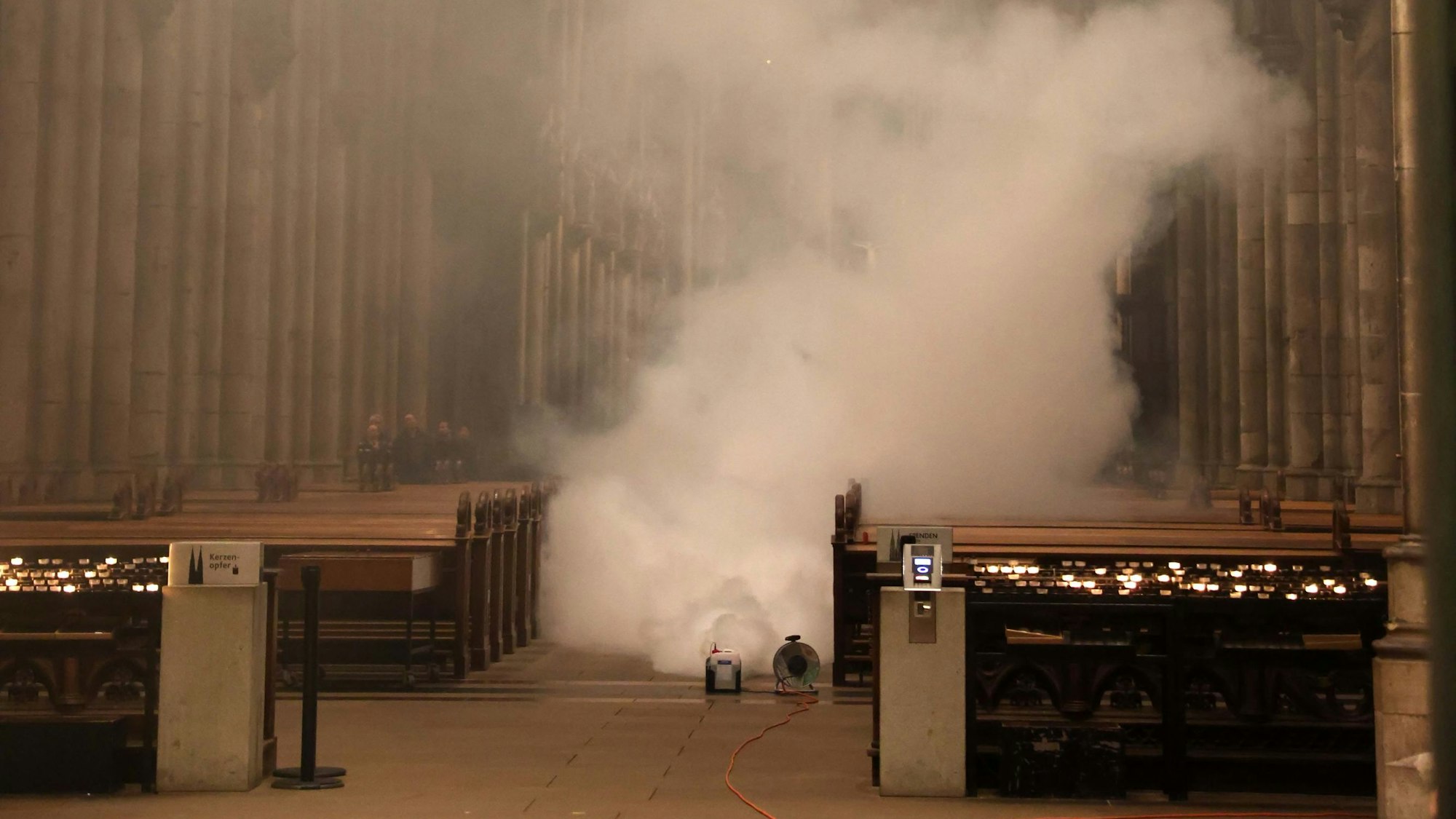 Nebelmaschinen sorgten bei der Übung im Dom für eine realistische Einsatzkulisse.