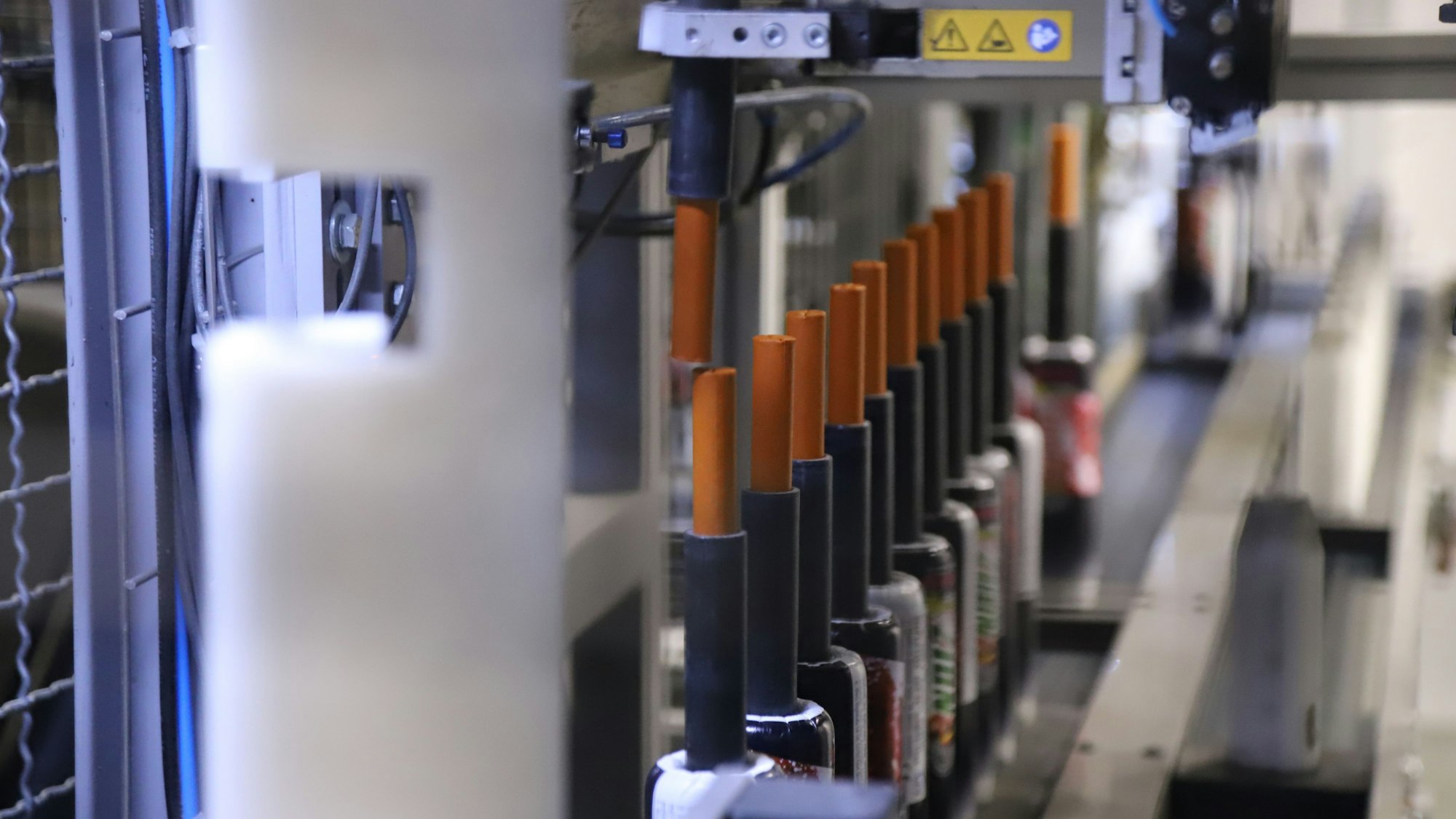 Bei Weco in Eitorf werden auch die Raketen plastikfrei gebaut, erstmals in der Geschichte des Uternehmens. Die Raketenköpfe werden in die zweite Straße umgesetzt.