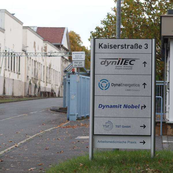 An der Zufahrt zum Industriepark in Troisdorf steht eine Tafel mit einigen Firmenschildern,