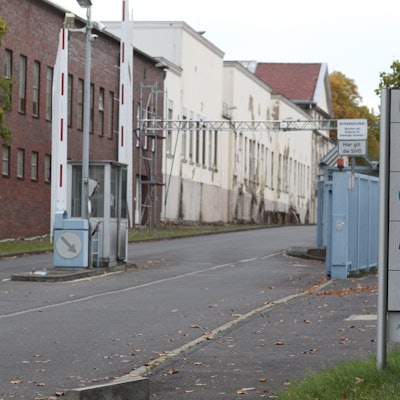 An der Zufahrt zum Industriepark in Troisdorf steht eine Tafel mit einigen Firmenschildern,