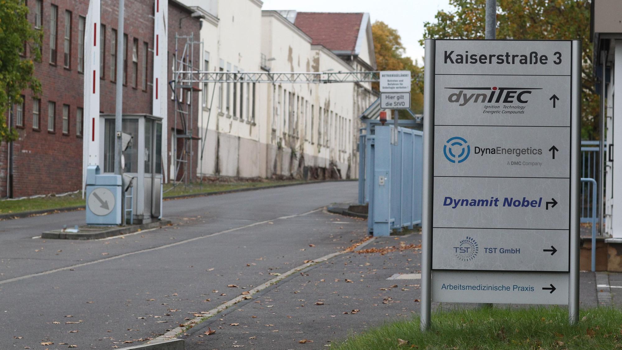 An der Zufahrt zum Industriepark in Troisdorf steht eine Tafel mit einigen Firmenschildern,