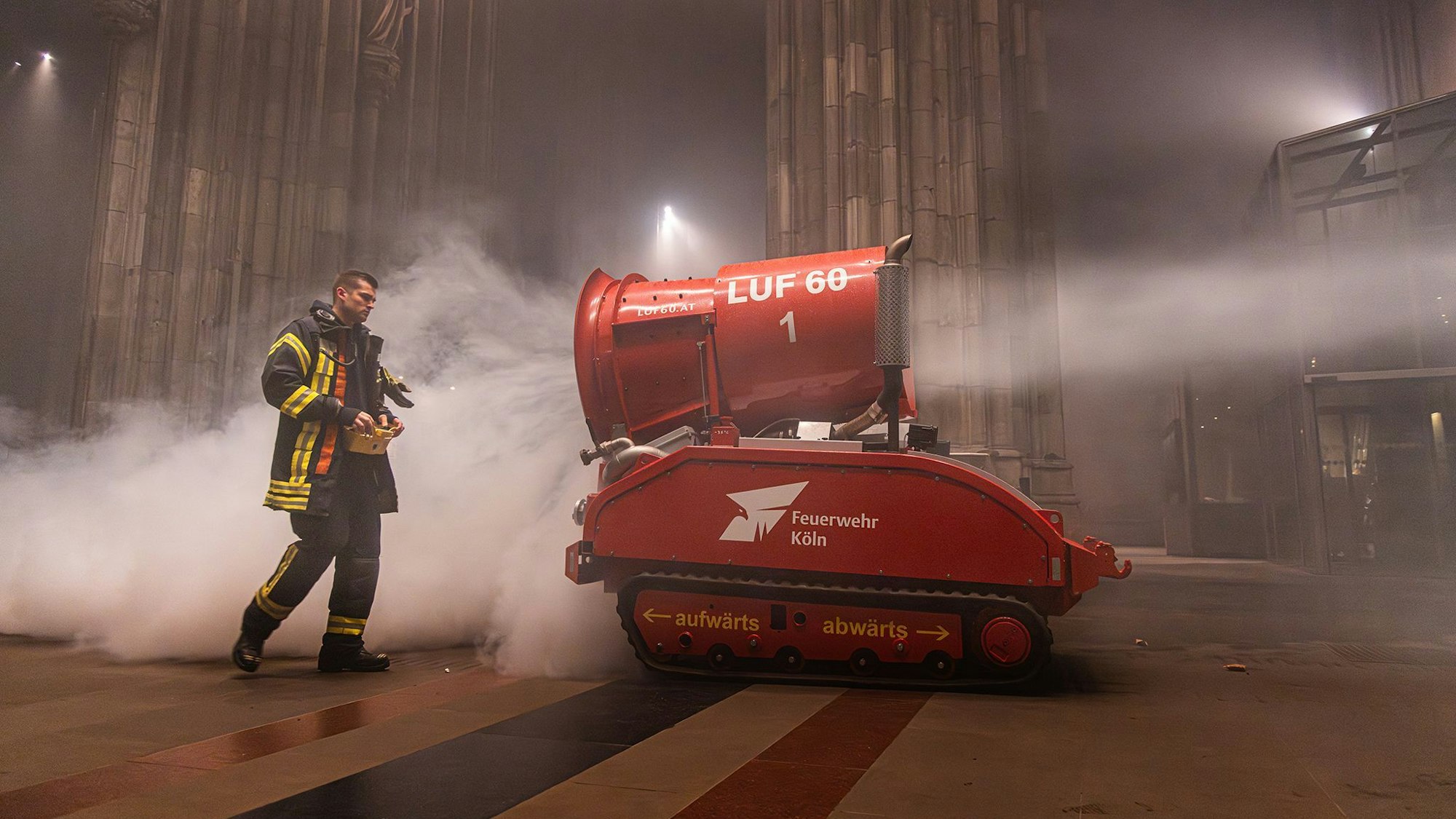 Mal ordentlich durchpusten: Der Roboter kann löschen, pusten oder Luft absaugen. Künftig soll das Gerät bei Bränden im Kölner Dom eingesetzt werden.