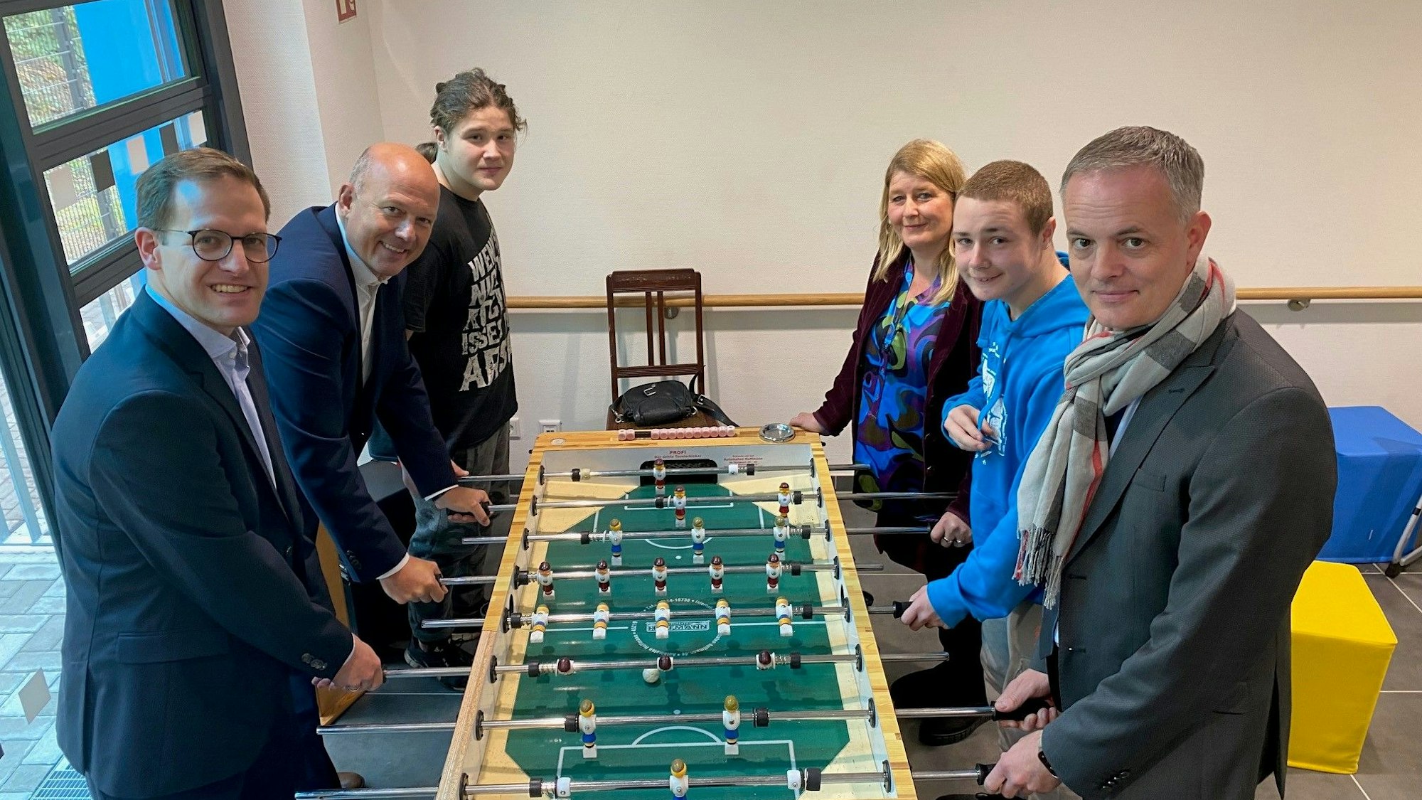 Zu sehen sind Schulleiterin Andrea Schmitt, Landrat Frank Rock, Kreisdirektor Michael Vogel, Schuldezernent Simon Schall (l.) sowie zwei Schüler der Montessori-Schule.