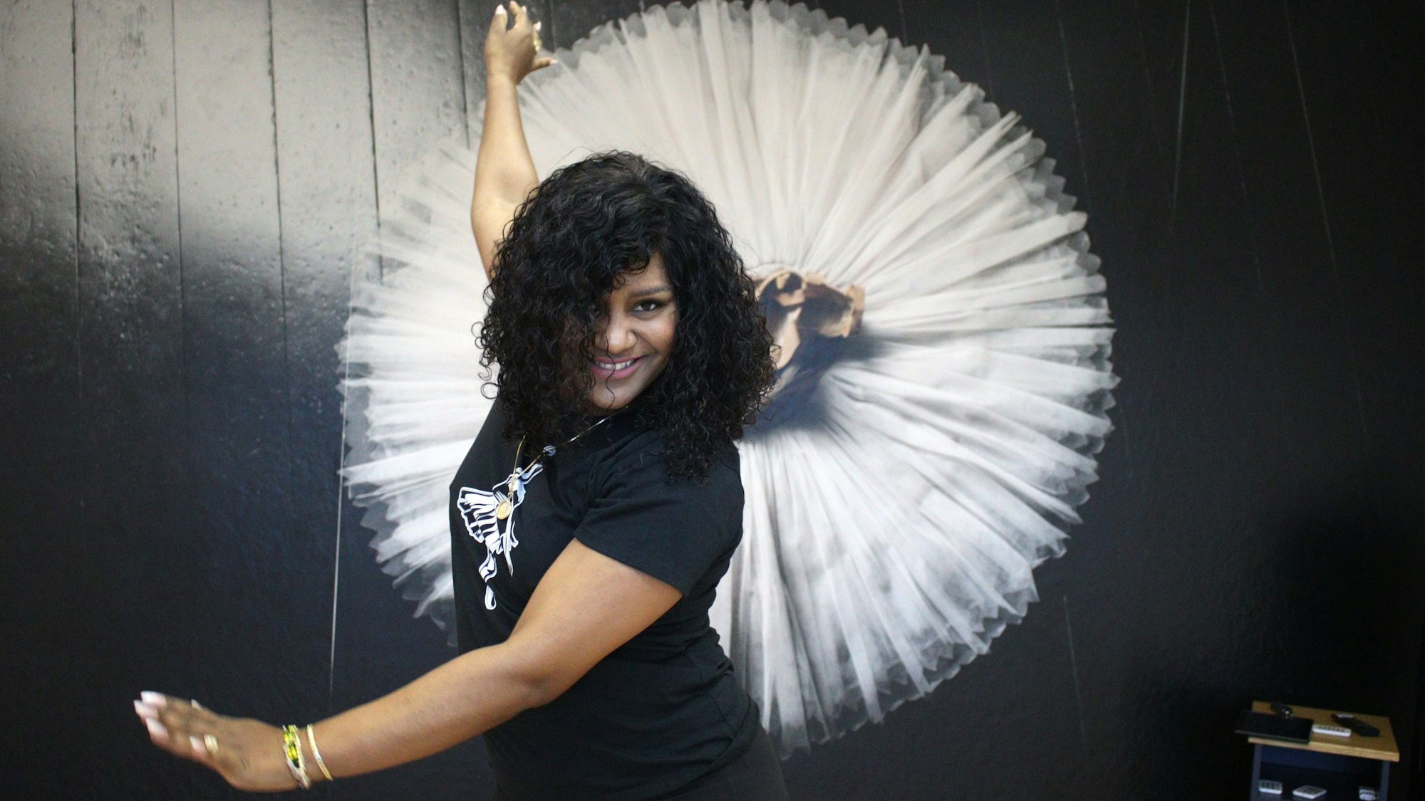 Tanzlehrerin Yiset Durant Veranes posiert in ihrer Tanzschule für die Kamera.